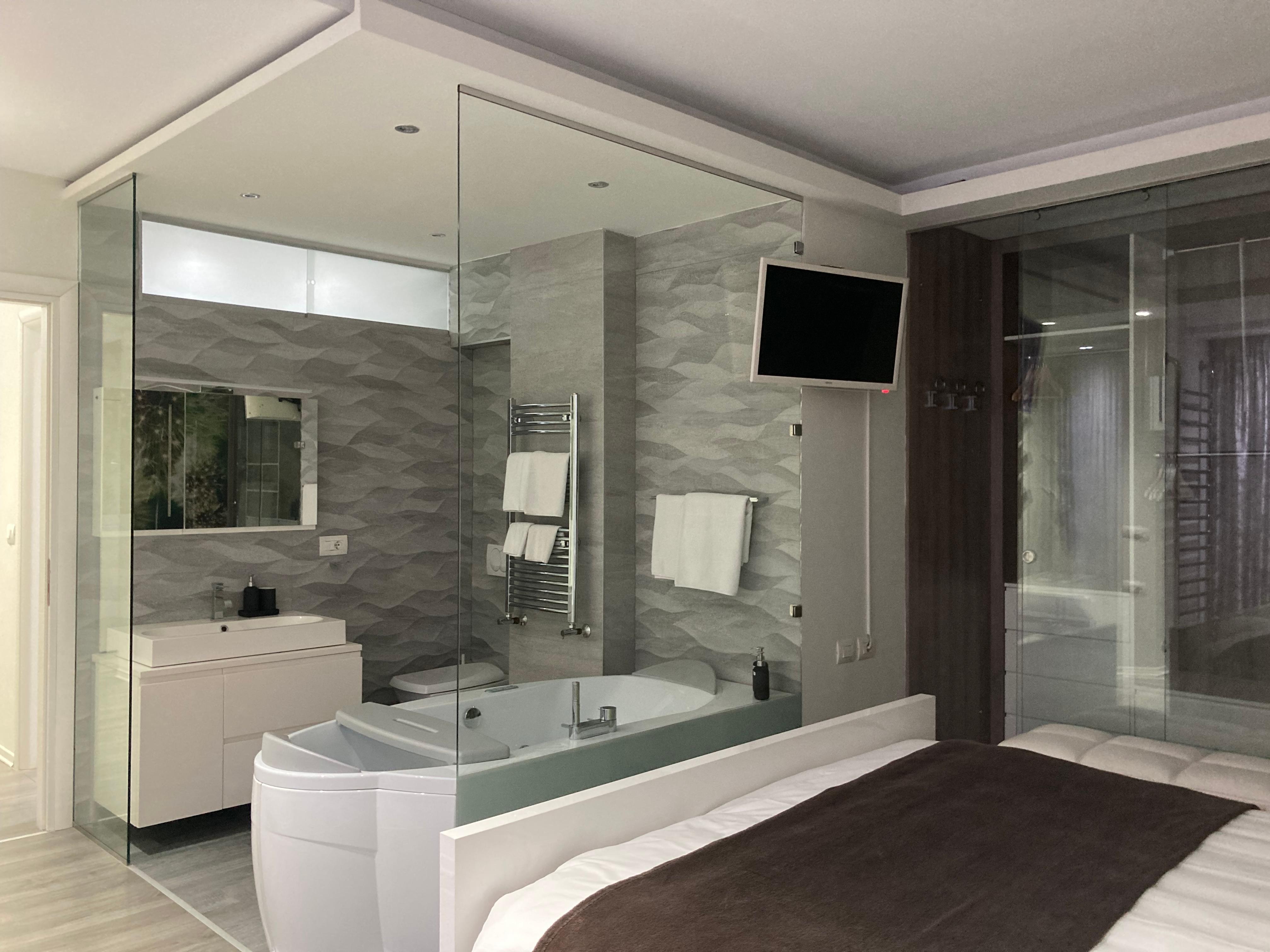 En-suite bathroom with jacuzzi 
