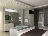 En-suite bathroom with jacuzzi