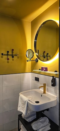 Bottom of the mirror is at ~1.5m not idea for those 165cm tall or shorter