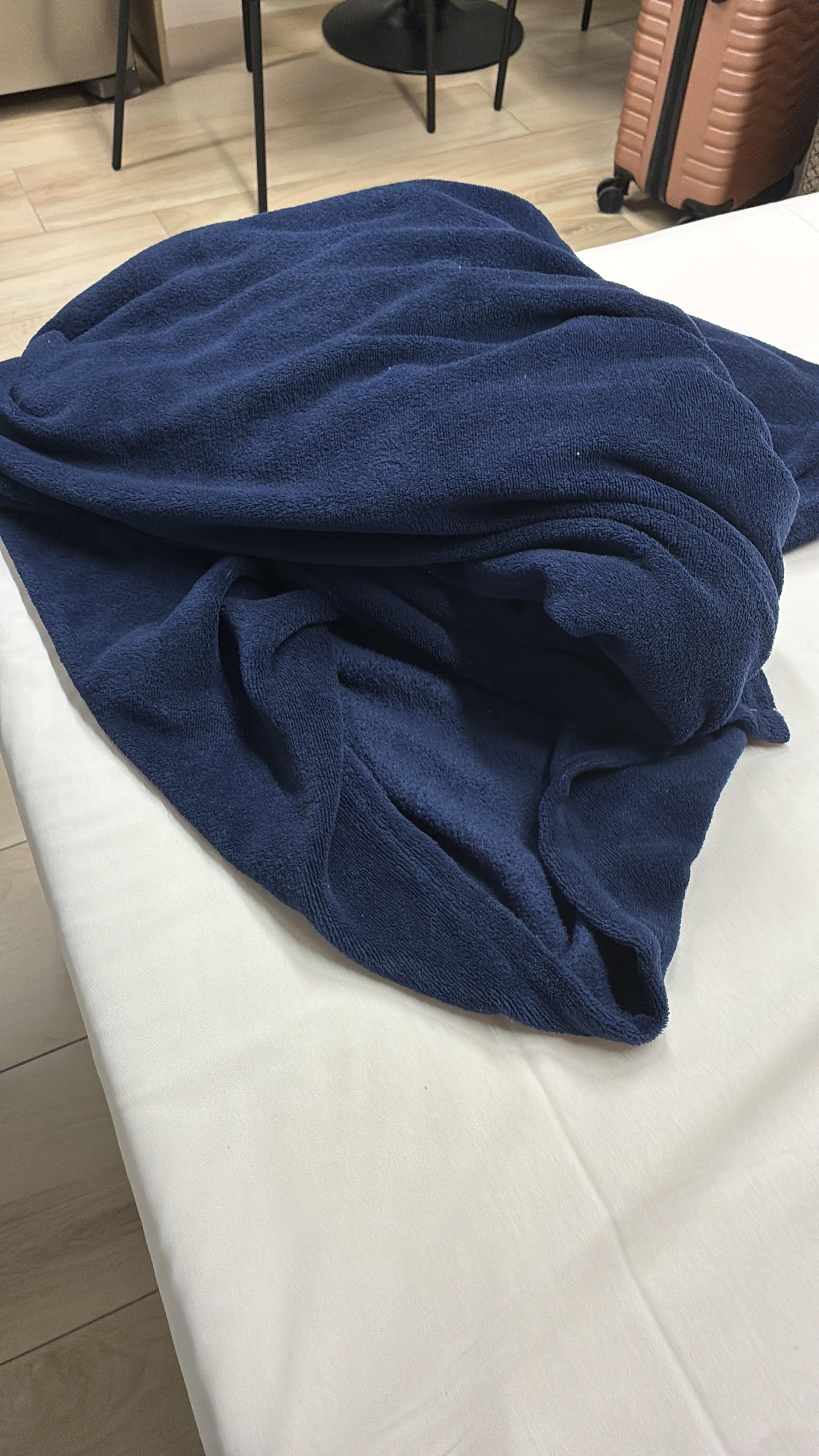 Manta azul fina não adequada para o frio. 