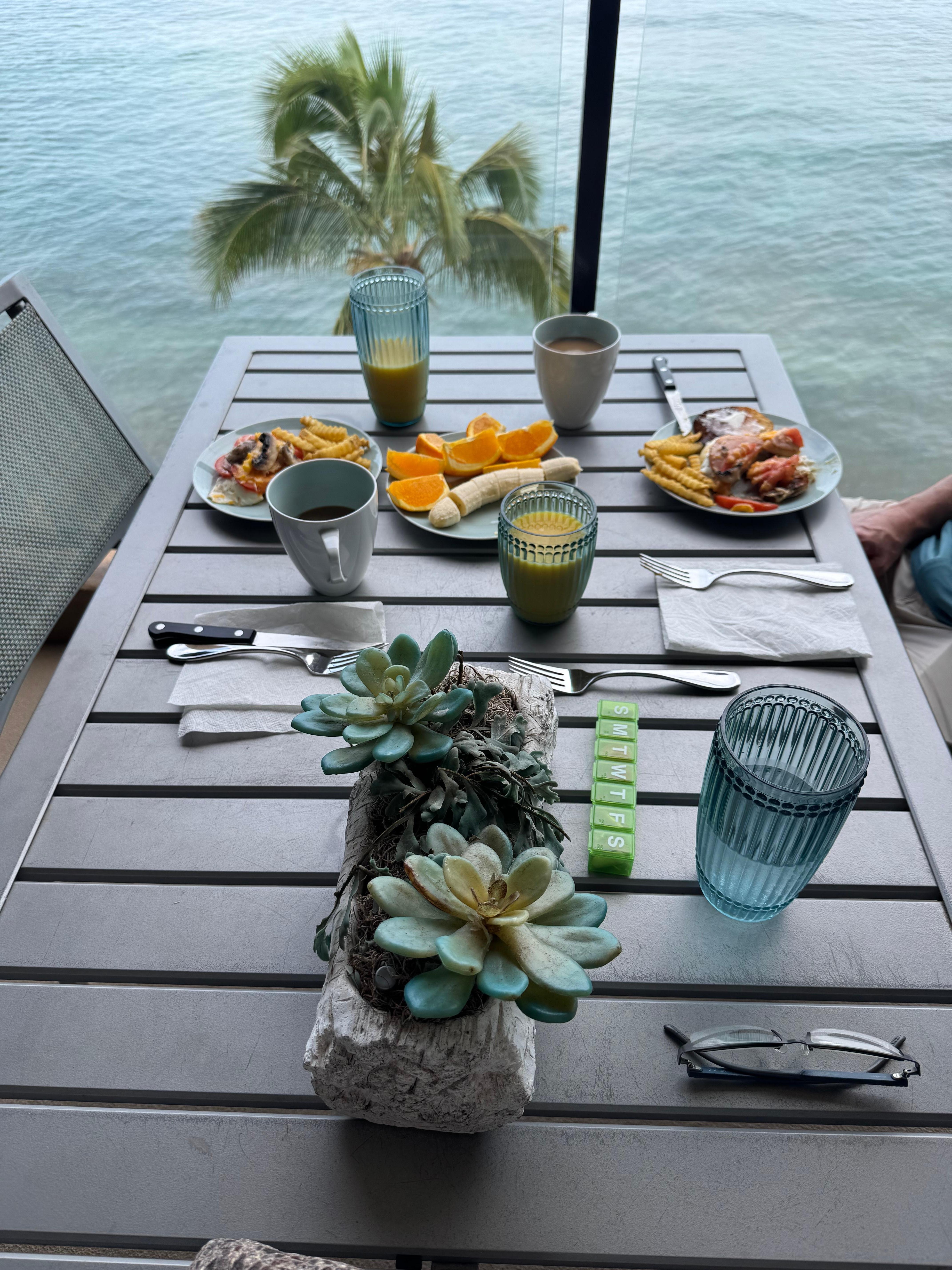 Breakfast on the lanai! 
