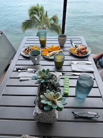 Breakfast on the lanai!