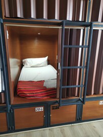 Litera (se puede cerrar la cortina para mayor privacidad y cuenta con locker, enchufe y luz personal