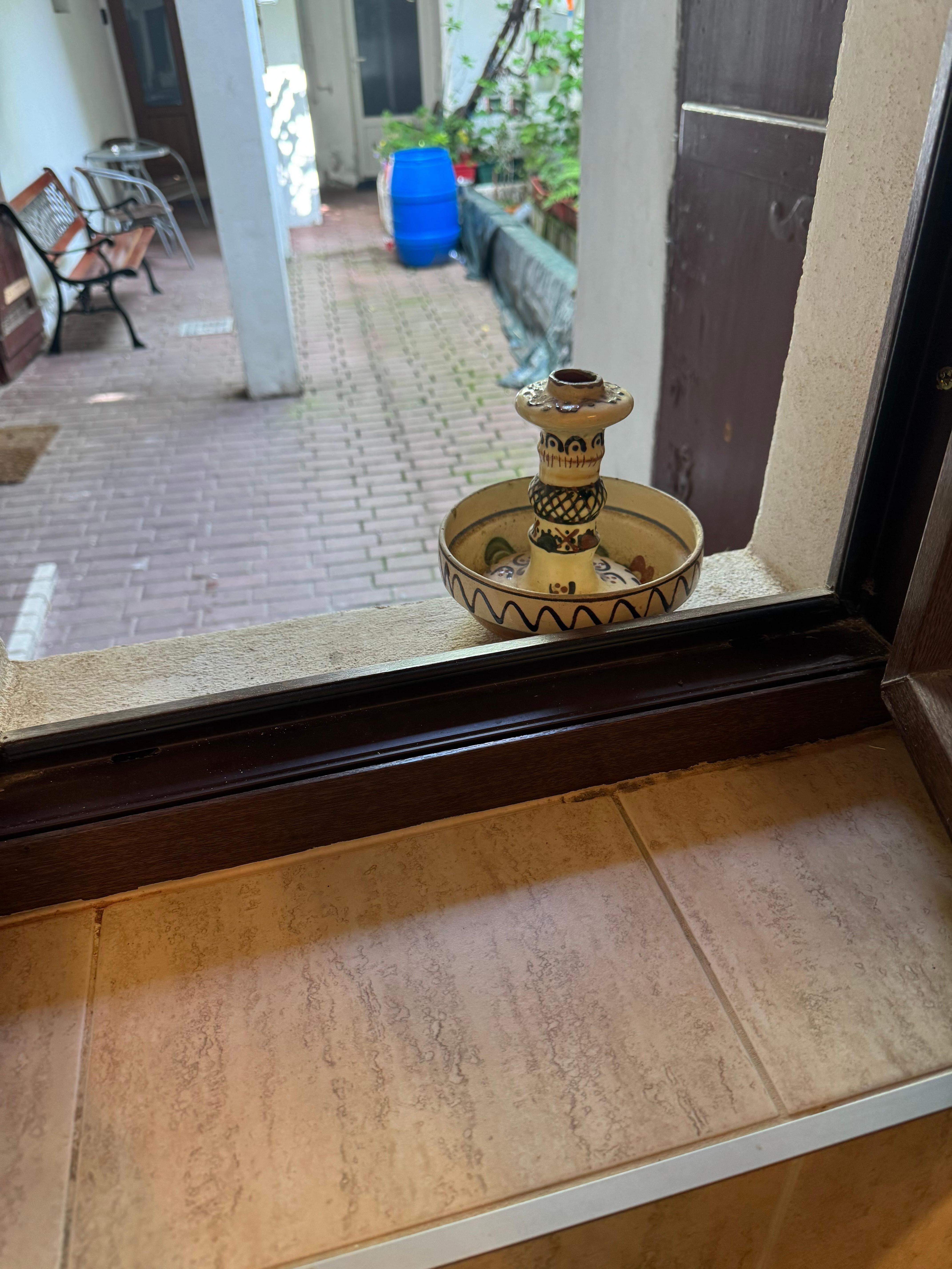 Cenicero gigante que apestaba el cuarto y en donde la gente fumaba constantemente 