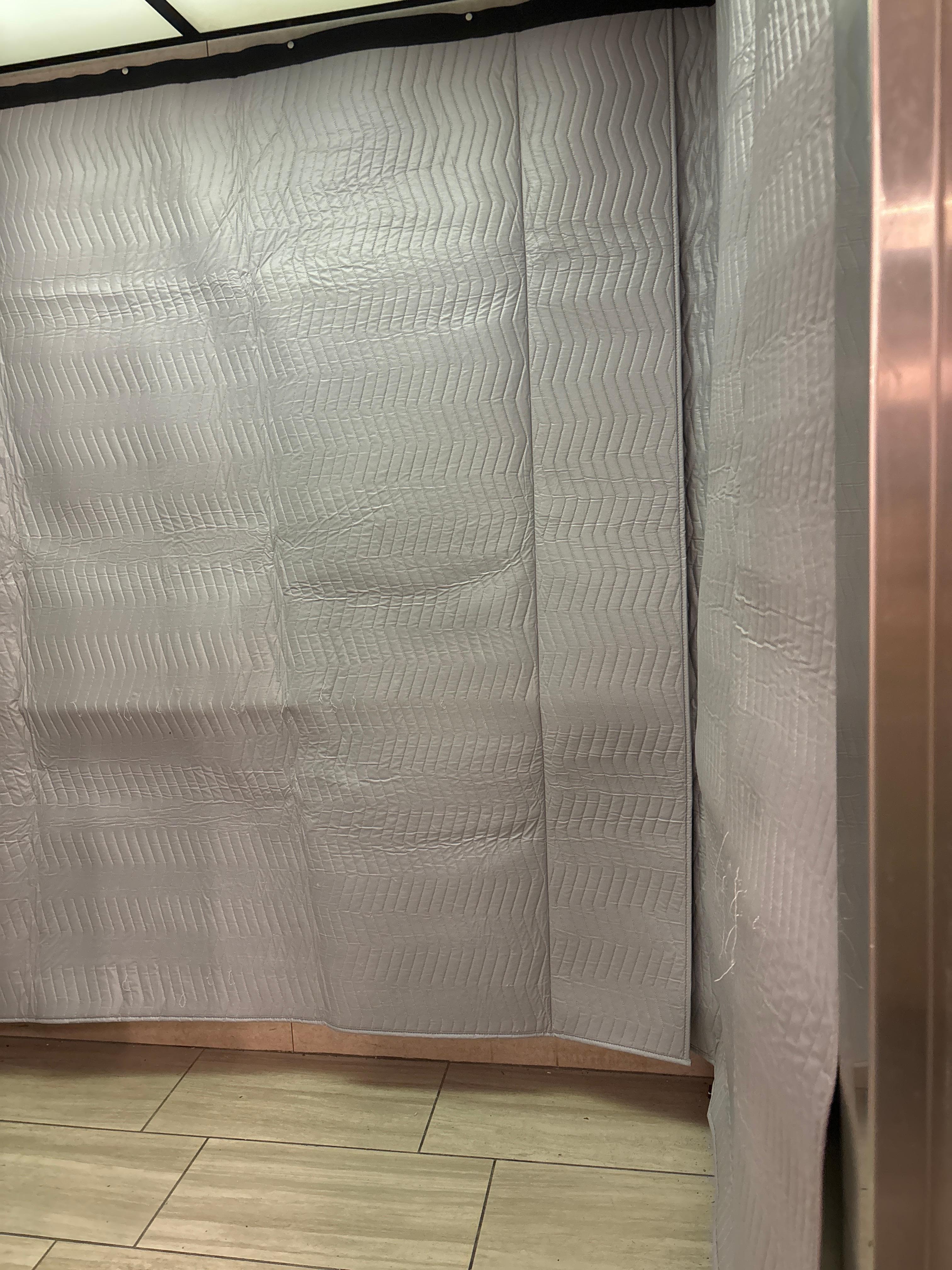 Elevator with moving quilt wallls