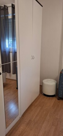 Großer Kleiderschrank in Schlafzimmer