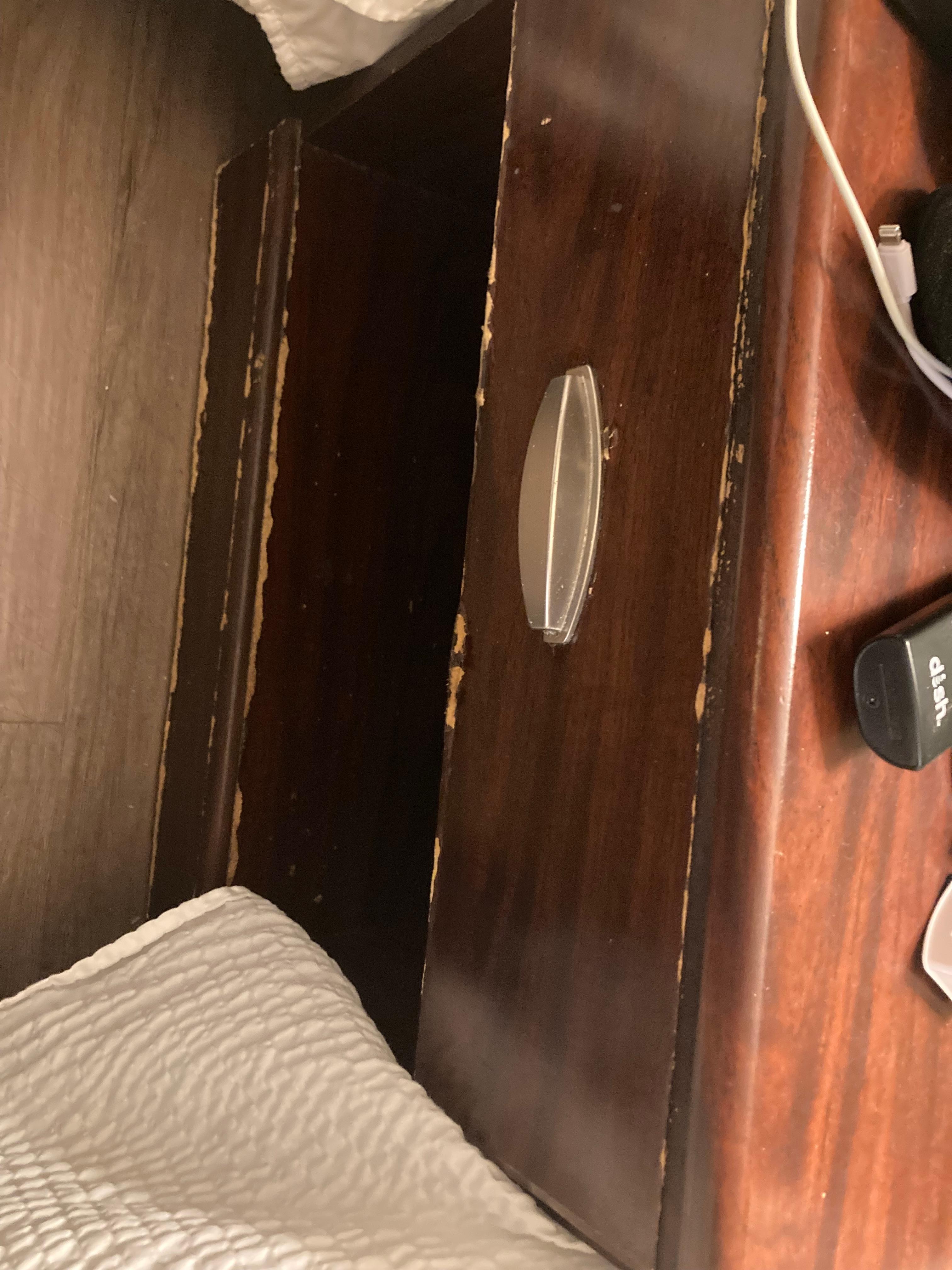 muebles arañados y gastados