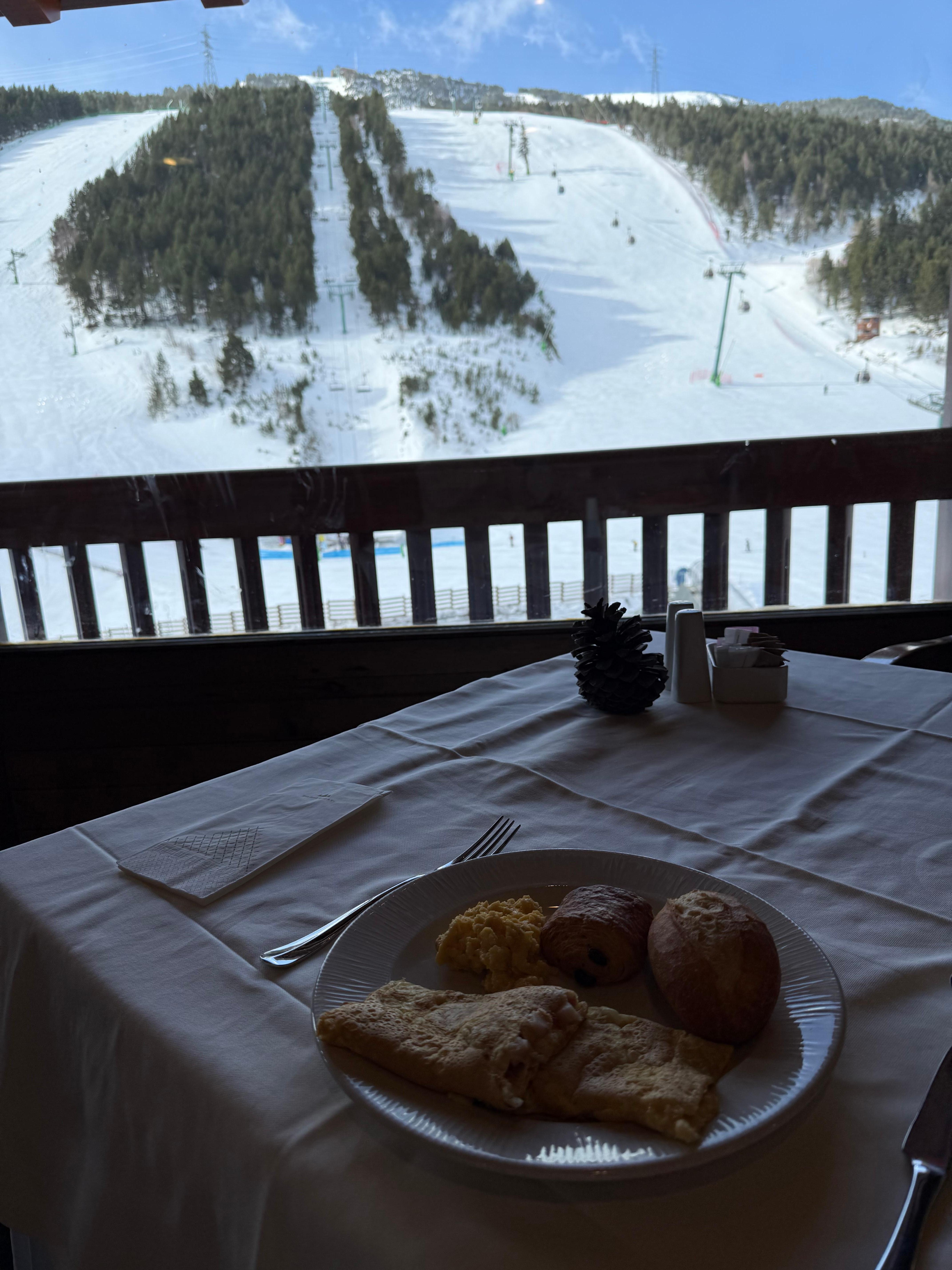 Vista do café com a estação de ski de fundo