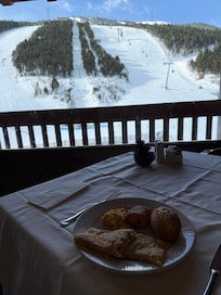 Vista do café com a estação de ski de fundo