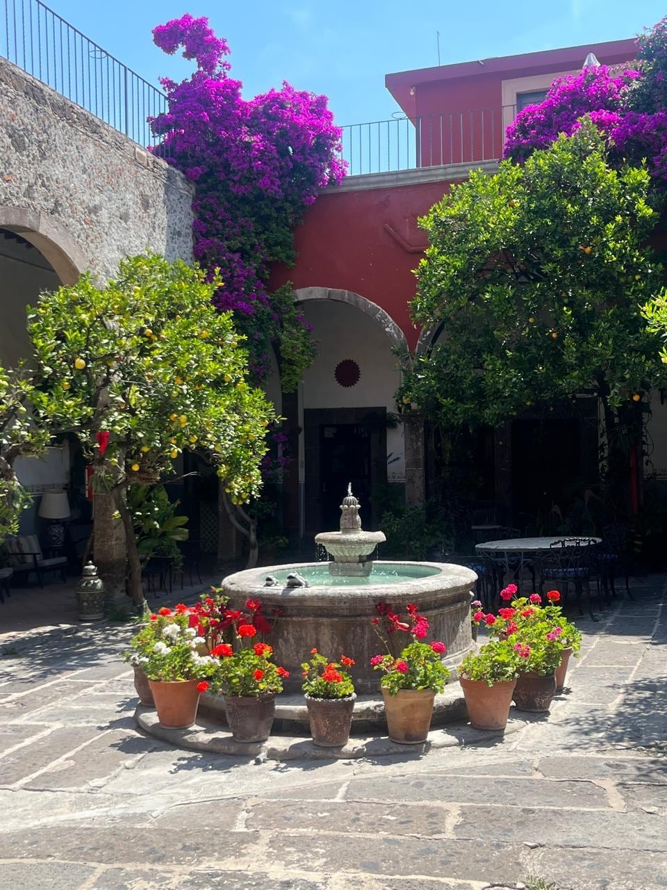 Excelente lugar para hospedarse y disfrutar de un fin de semana tranquilo. La ubicación es inmejorable, ya que está súper cerca de la iglesia y de la plaza principal, lo que permite moverse fácilmente y disfrutar del ambiente del lugar sin necesidad 