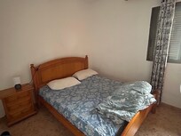 Chambre lit 160, avec alèse présente lors du retrait des draps avant notre départ, mais matelas épouvantable, creusé et inconfortable