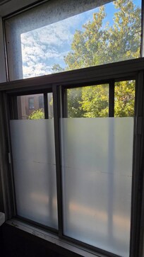 浴室望出去可以見到對面屋