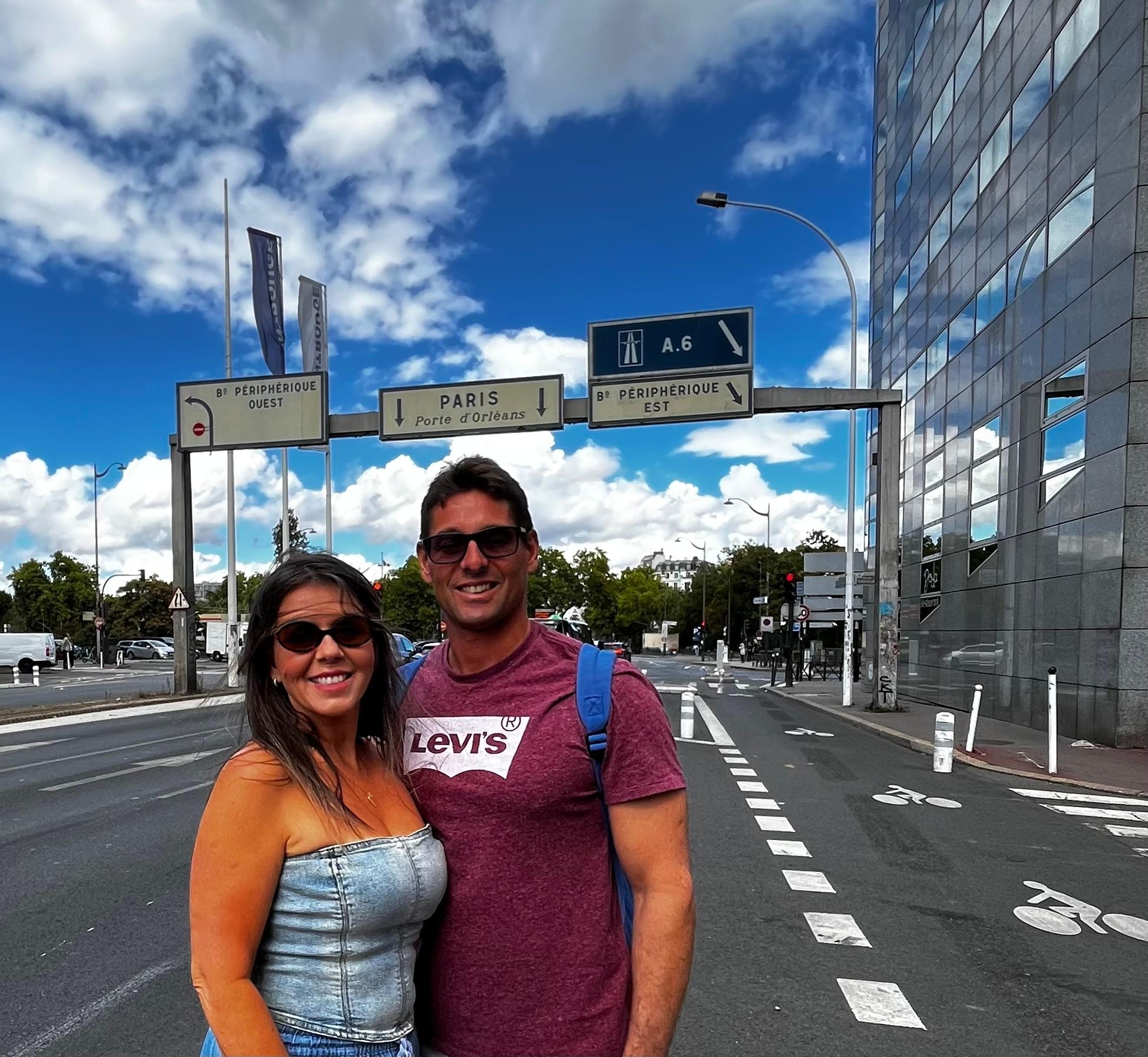 Ao lado do hotel rua com vários mercados e lavanderia 