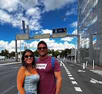 Ao lado do hotel rua com vários mercados e lavanderia