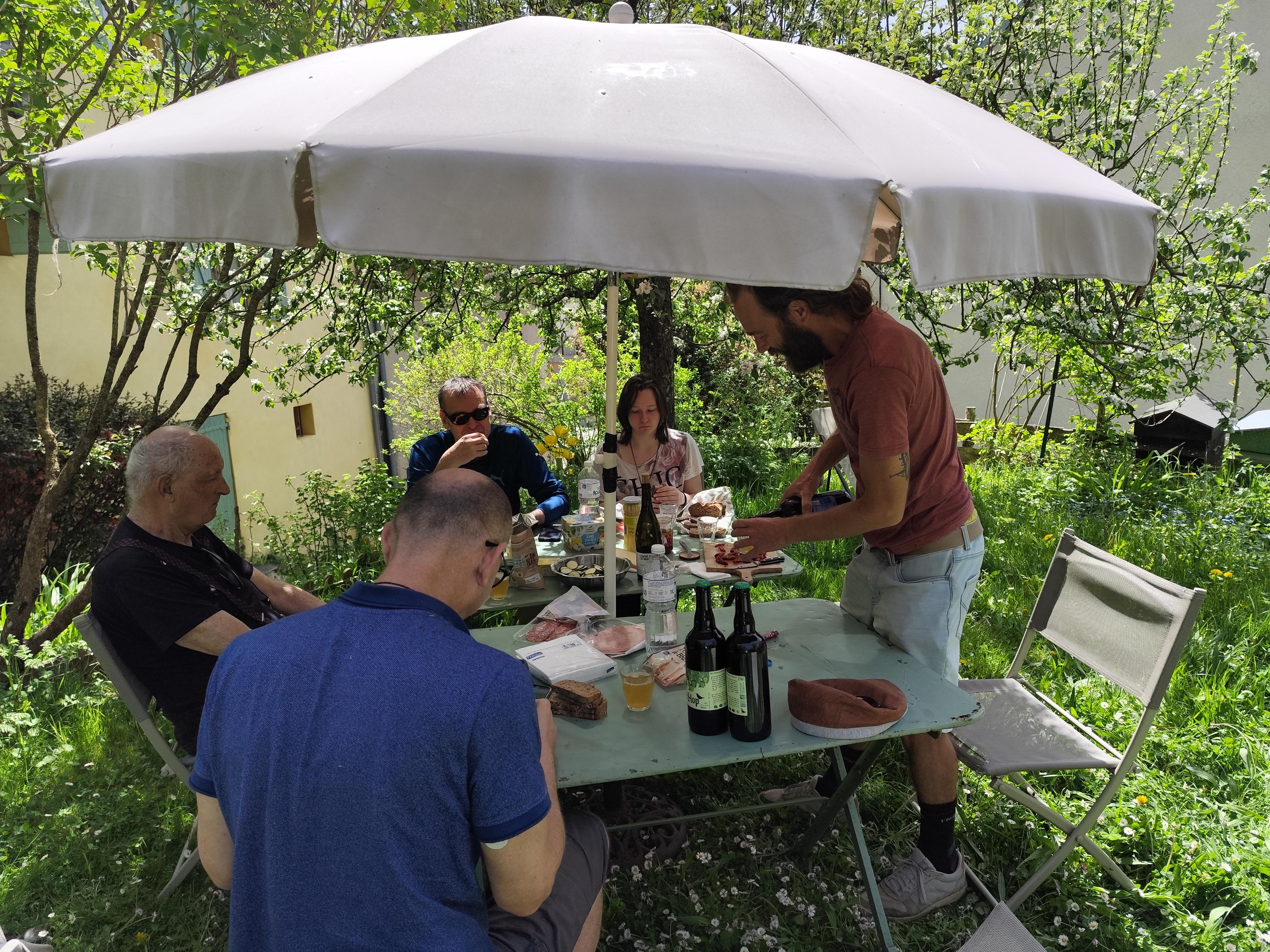 Pique nique luxueux dans le jardin de notre gite, derrière. Les propriétaires nous ont bichonnés avec table, chaises et parasol.