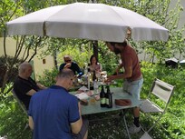 Pique nique luxueux dans le jardin de notre gite, derrière. Les propriétaires nous ont bichonnés avec table, chaises et parasol.