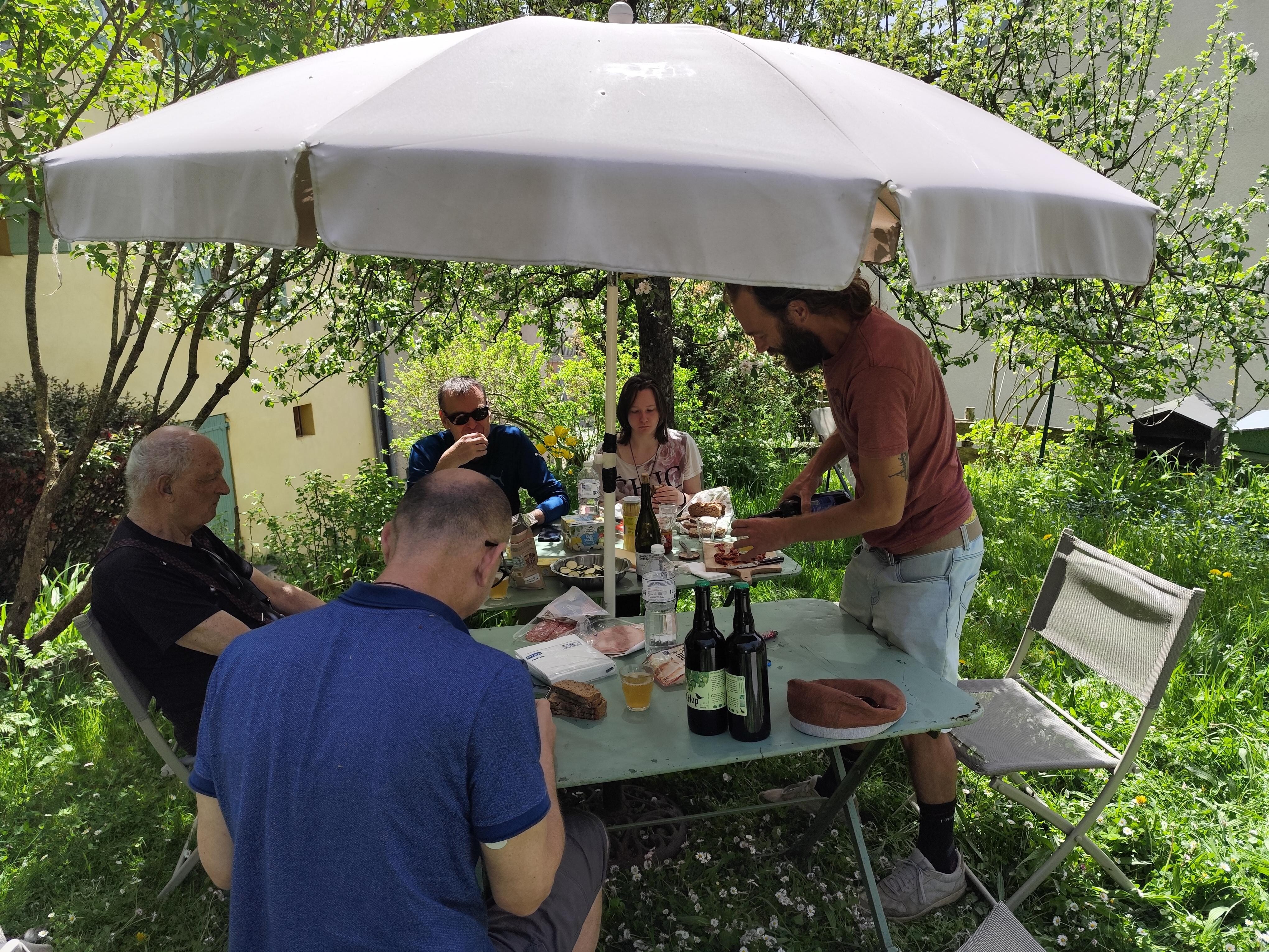 Pique nique luxueux dans le jardin de notre gite, derrière. Les propriétaires nous ont bichonnés avec table, chaises et parasol.