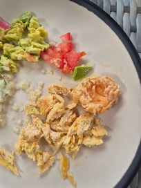 Este es la comida "saludable" que sirvieron para mi bebé, con POLLO CRUDO! Qué restaurante tan peligroso el de Hotel Avandaro