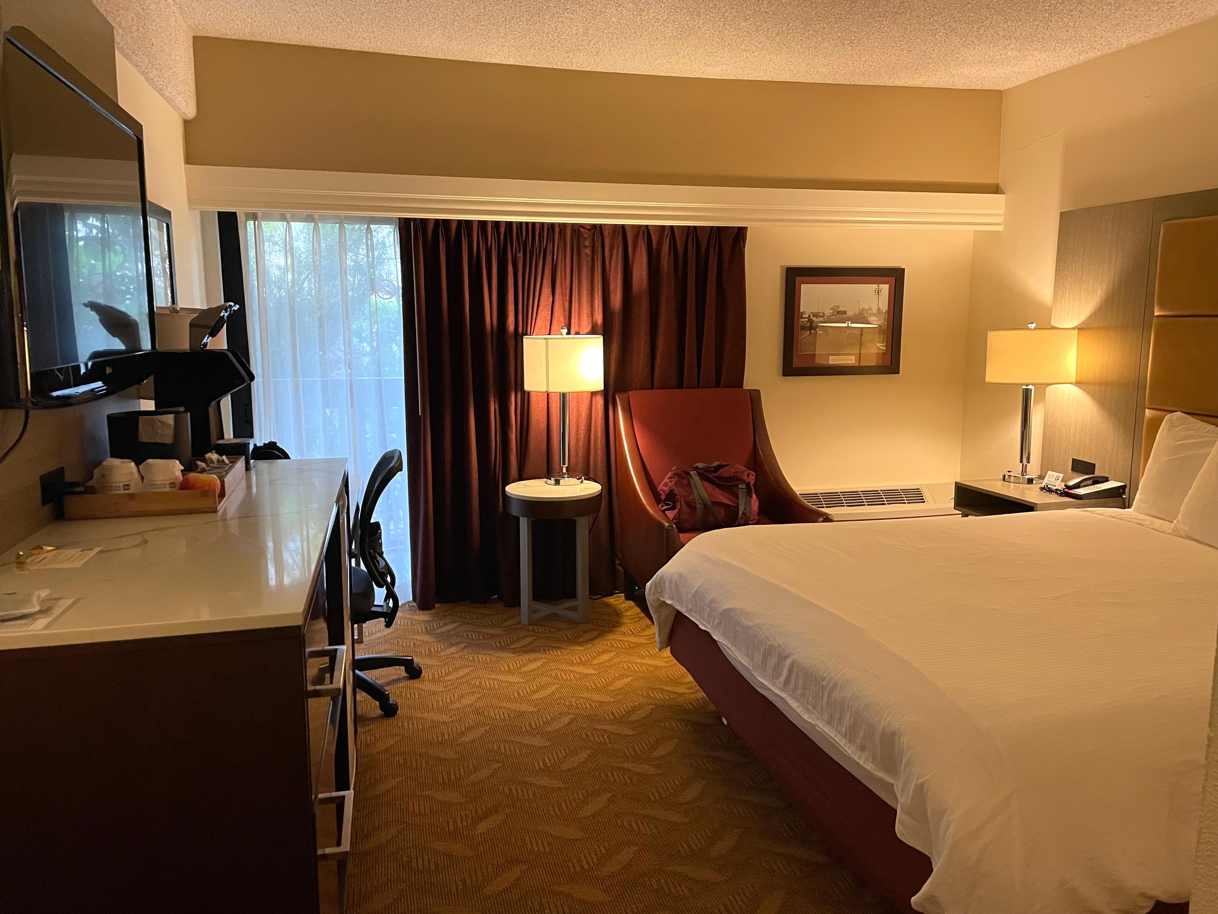 Cozy king bed room- ground floor. Avoided freeway facing rooms above the 2nd floor