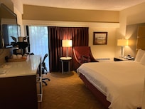 Cozy king bed room- ground floor. Avoided freeway facing rooms above the 2nd floor