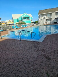 Pool with 2 grills