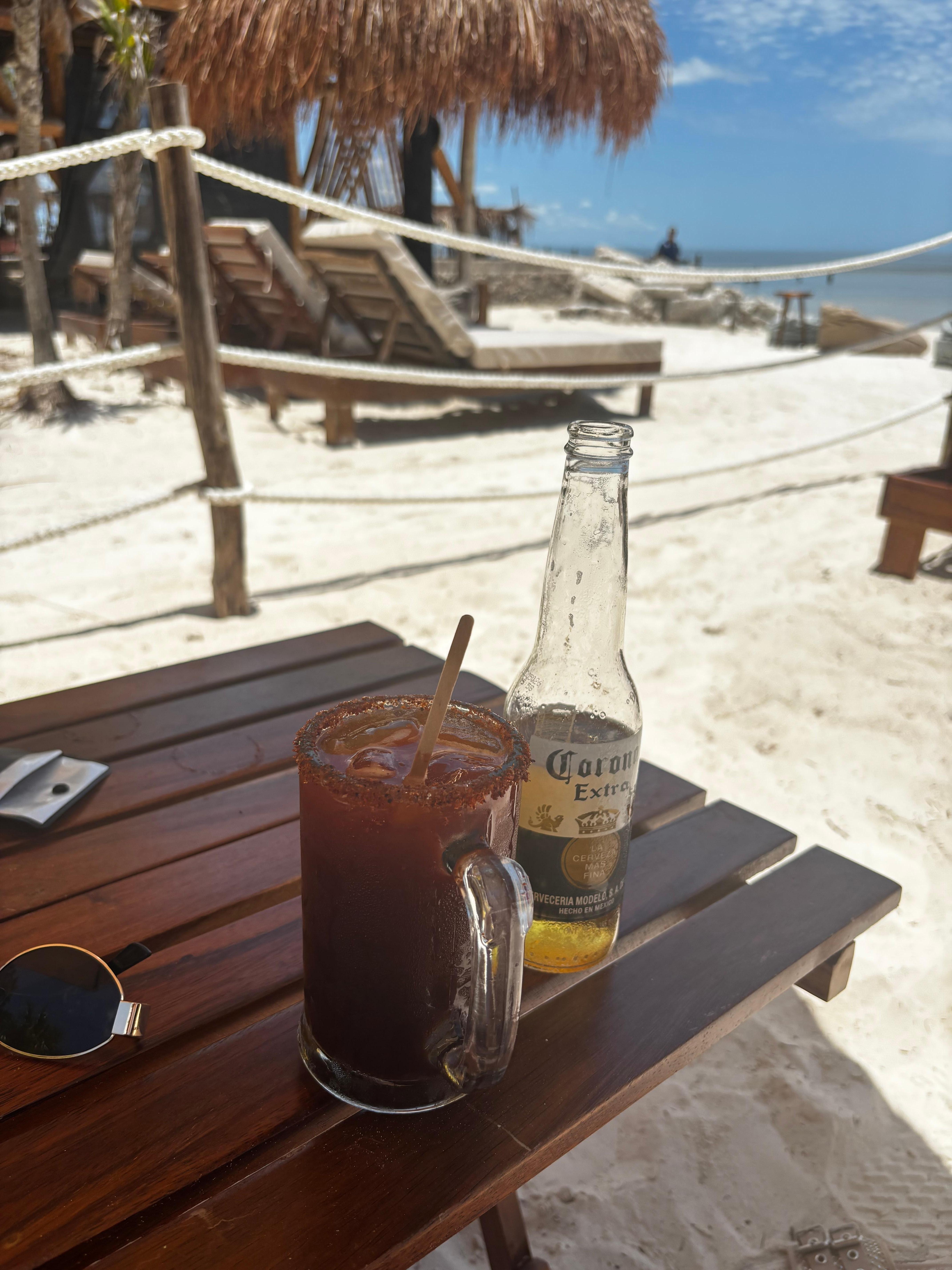 Bebidas deliciosas en el club de playa