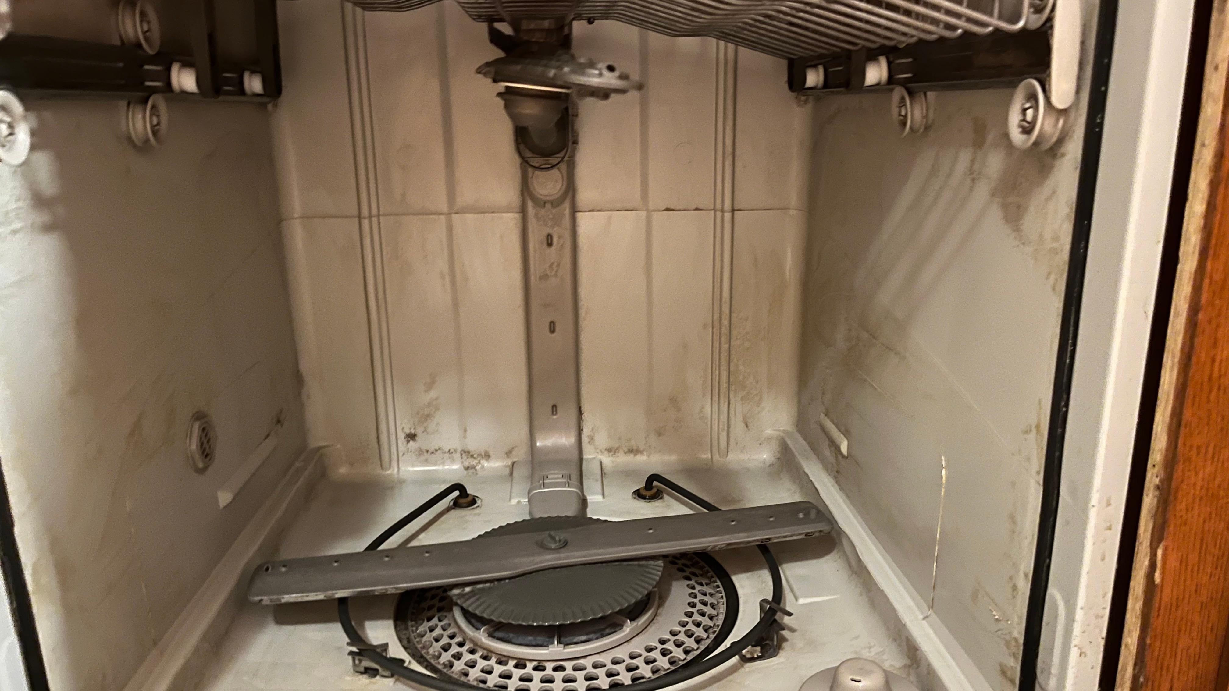 Smelly, filthy dishwasher with mold and congealed grease on the inside. Of course we hand washed all dishes during our stay. 