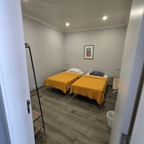 .middle bedroom