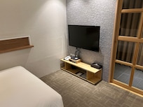 テレビはチャンネル多い。コントローラーがハングルのみで試行錯誤。