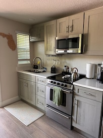 Hibiscus: Well appointed kitchenette