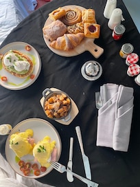 Nydelig frokost levert på rommet til ønsket tid.