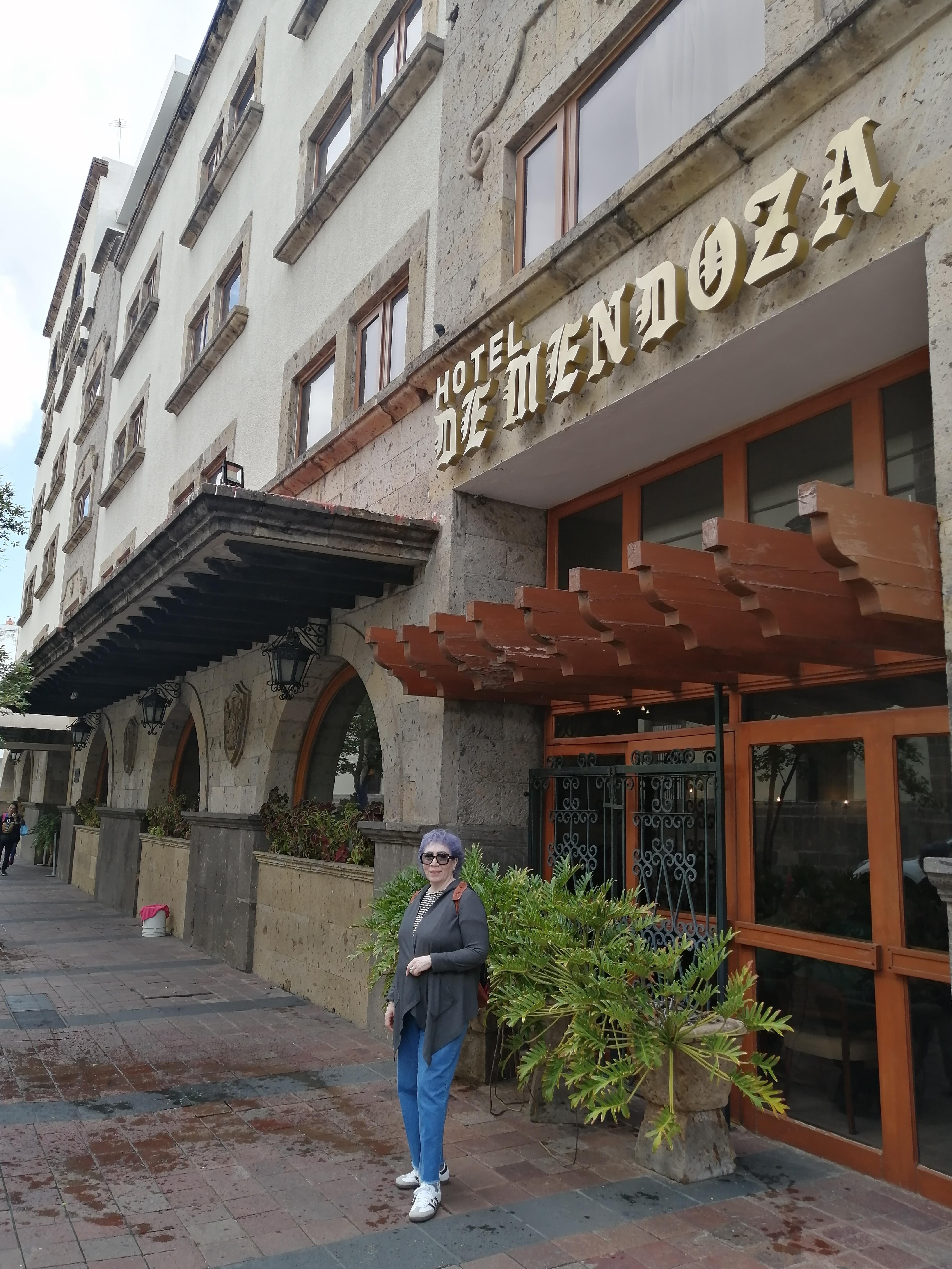 En la entrada del hotel