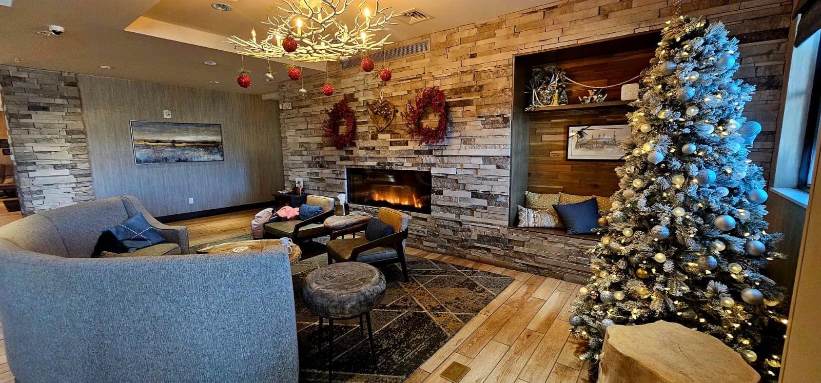 sala de estar interna con detalles navideños