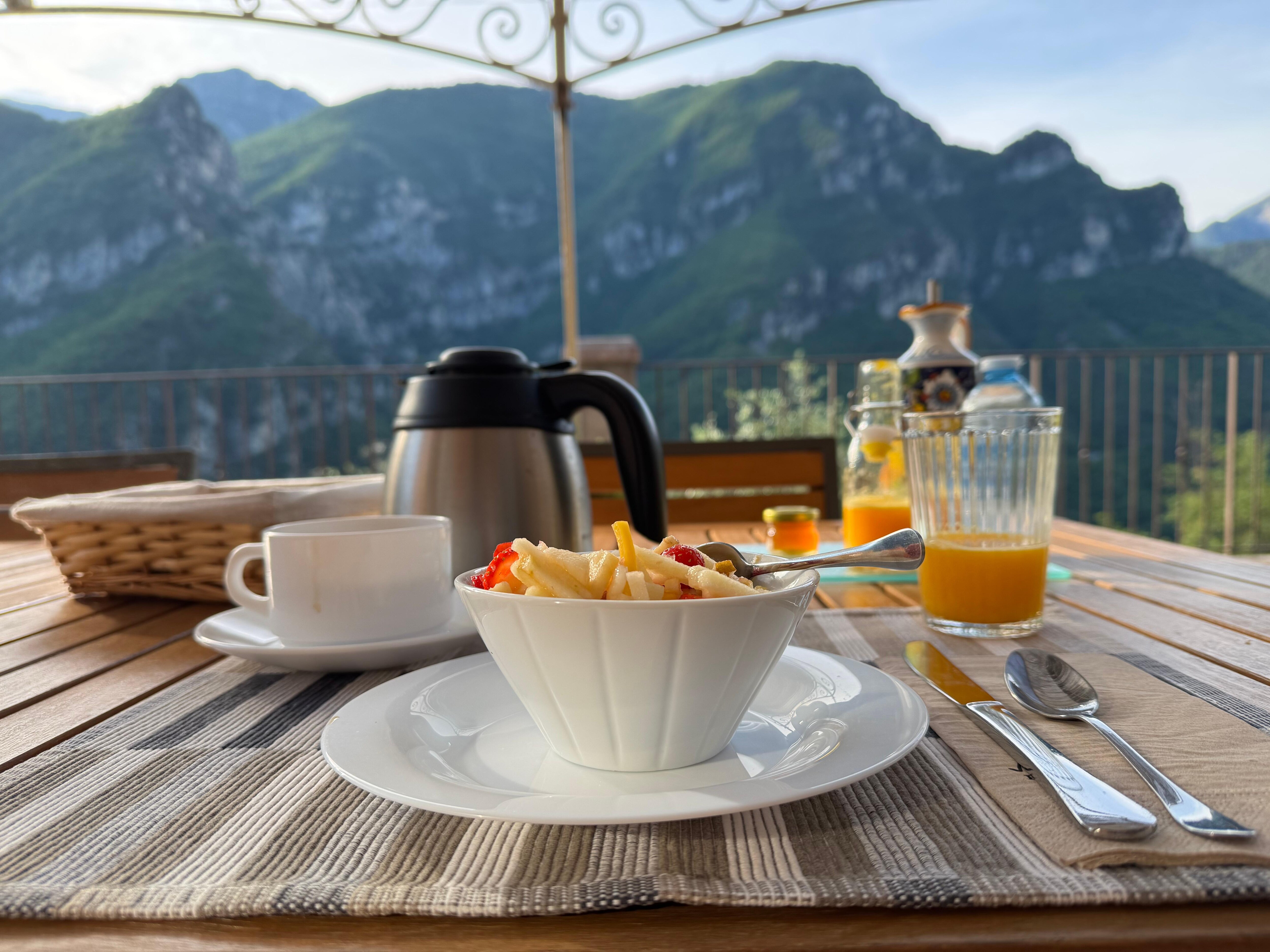 Petit déjeuner sur la terrasse des propriétaires 