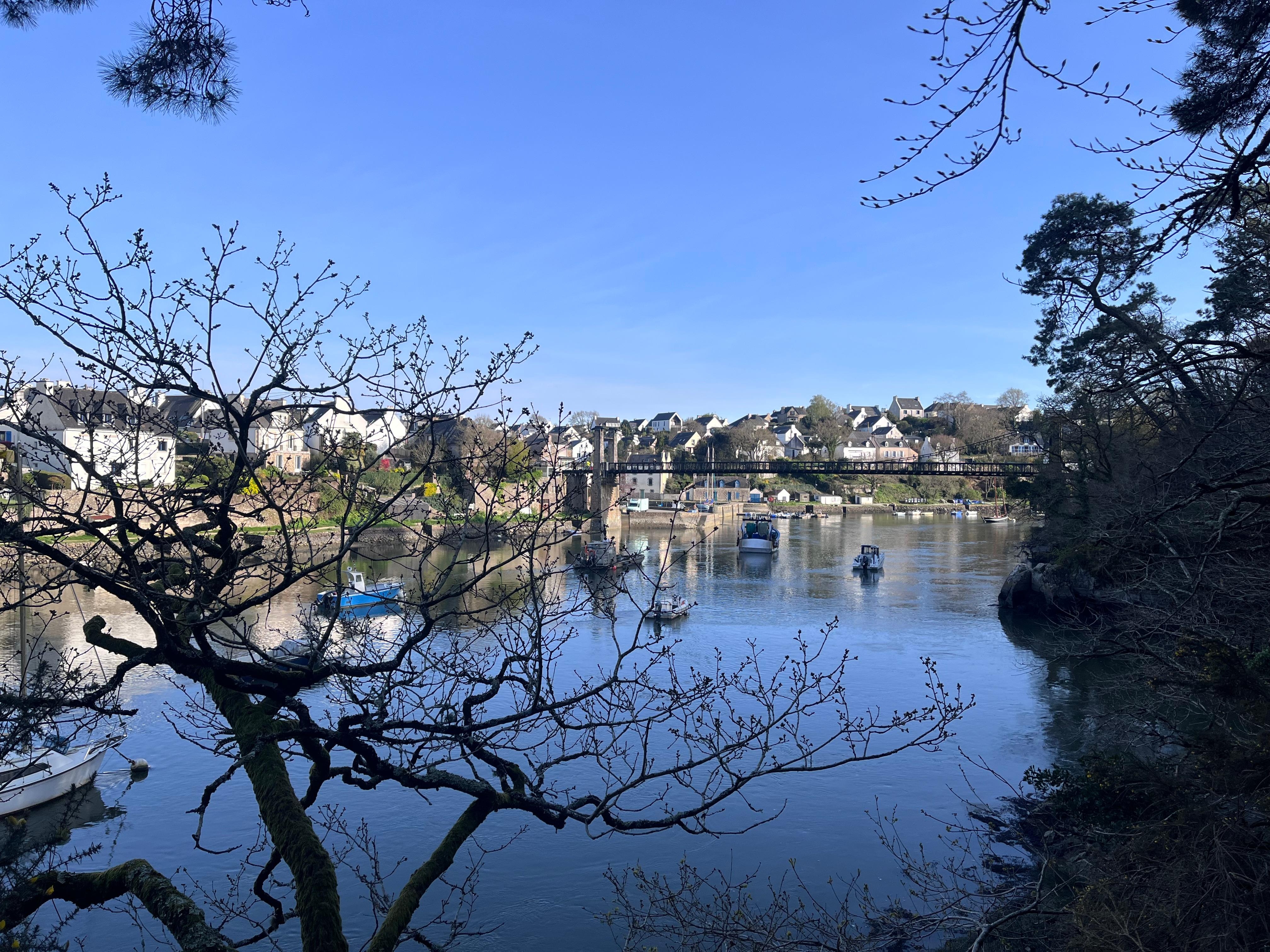 Vue sur le village rive droite du Bono