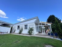 Gepflegter Garten, beschatteter Wintergarten und Carport