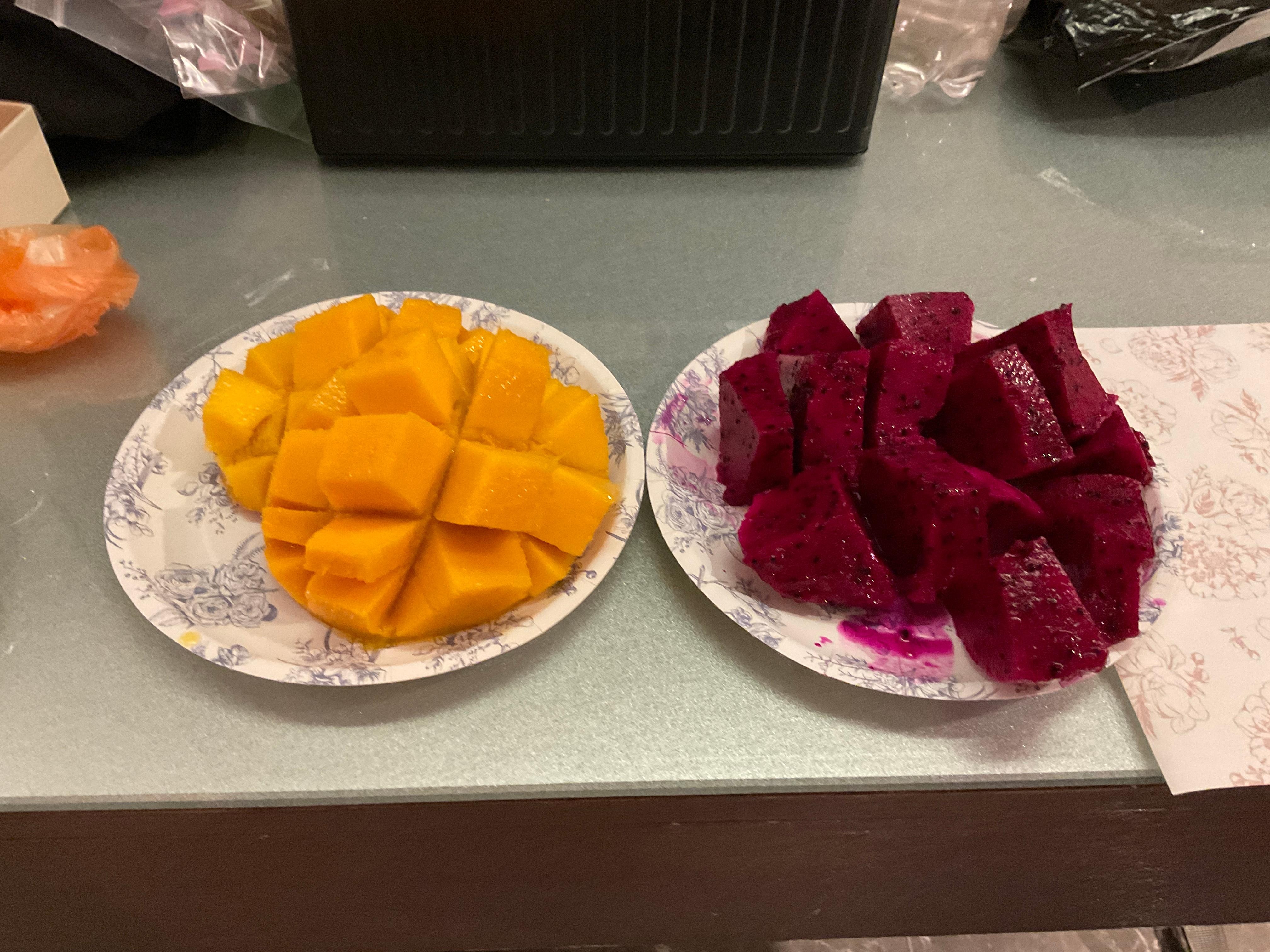 双連朝市でマンゴーとドラゴンフルーツを購入。ホテルで食べました。
