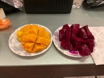 双連朝市でマンゴーとドラゴンフルーツを購入。ホテルで食べました。