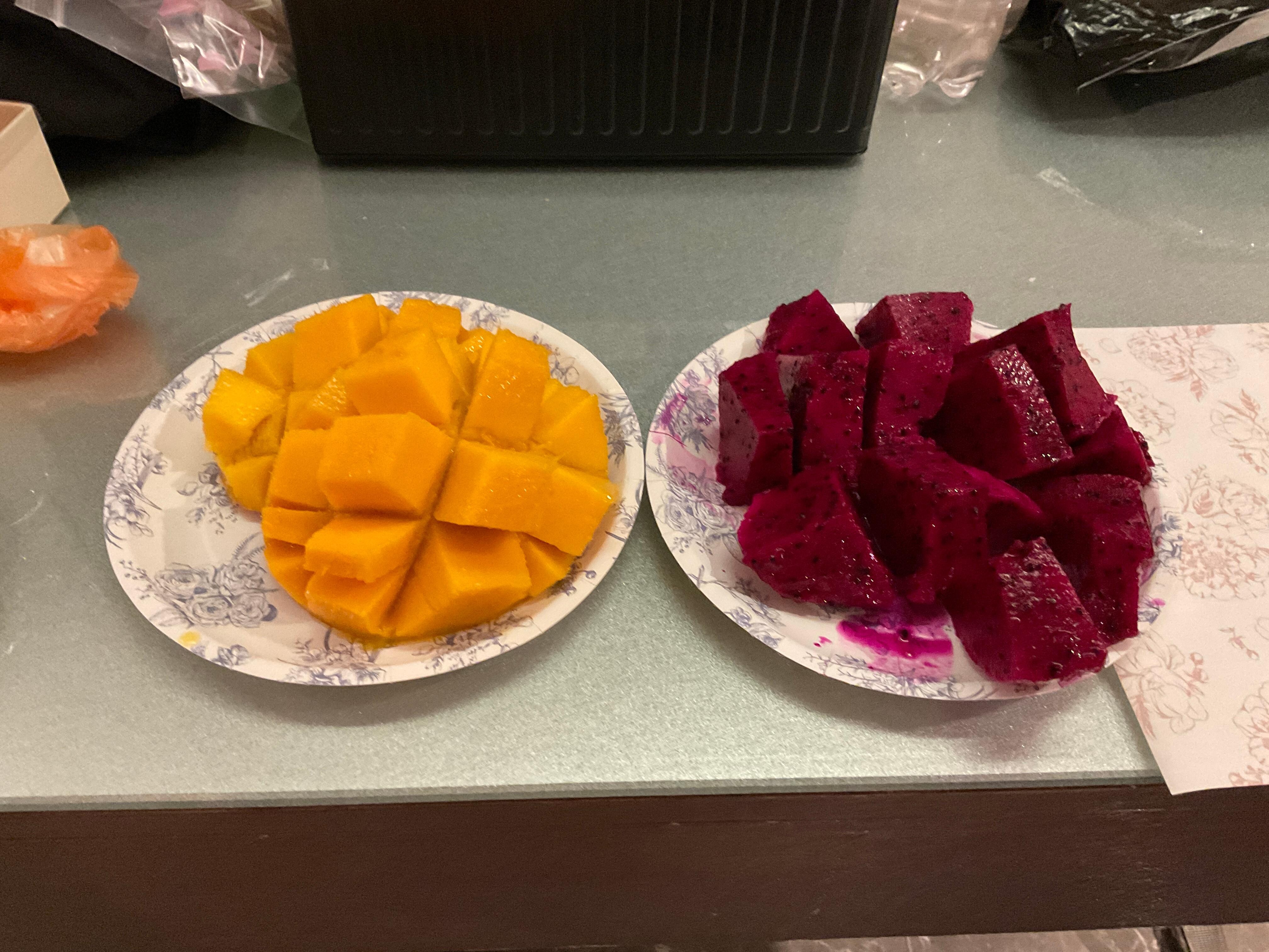双連朝市でマンゴーとドラゴンフルーツを購入。ホテルで食べました。
