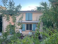 Blick auf das Haus.
( links der Eingang, rechts die Terrasse)