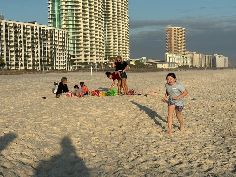Super convenient to walk group of 28 to sandy fun