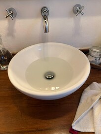 There are sink drainage and AC issues at this property