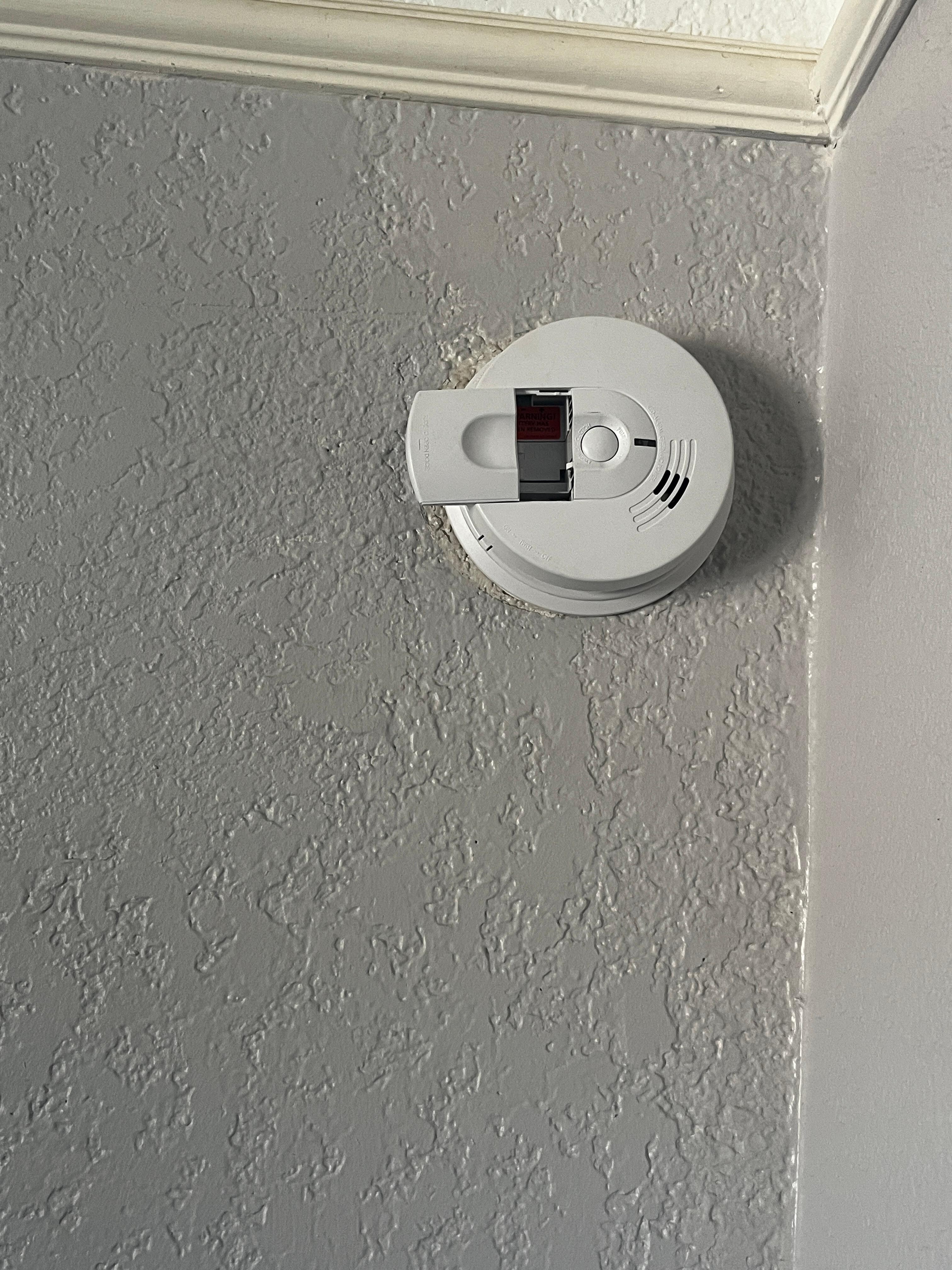 Smoke detector missing battery 