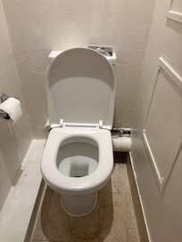 Water con tubo scarico e adduzione a vista, ogni tanto si sente scarico degli altri.