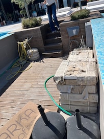 Ce qui normalement doit être le bar au milieu de la piscine