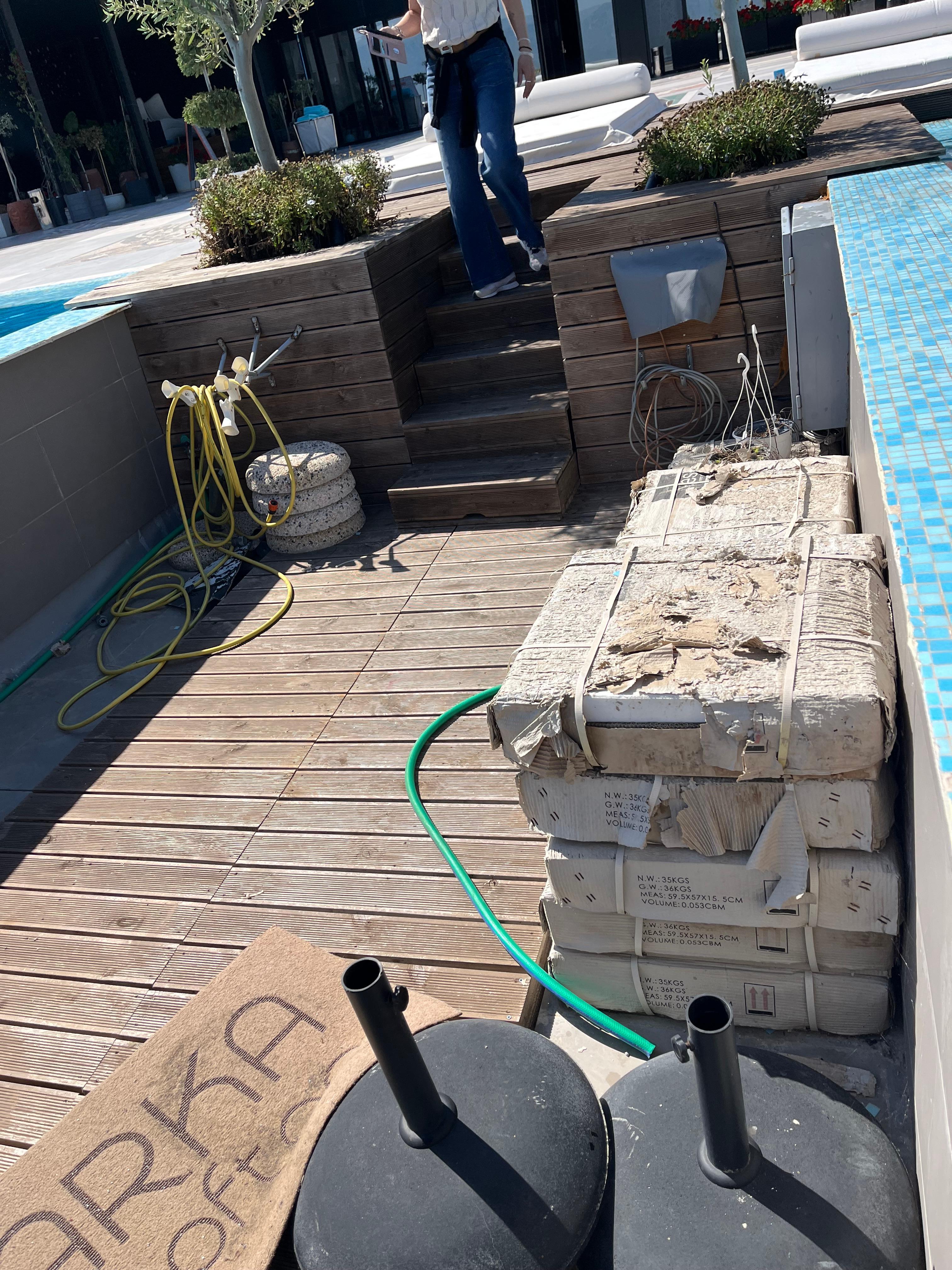 Ce qui normalement doit être le bar au milieu de la piscine