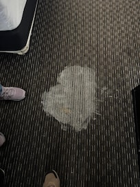 super mancha en la alfombra, pasillos y limpieza mala