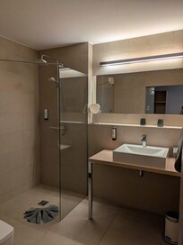 Großes Bad mit offener Dusche.