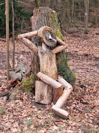 Lustiger Holzgeselle in der Nähe des Wildgatters