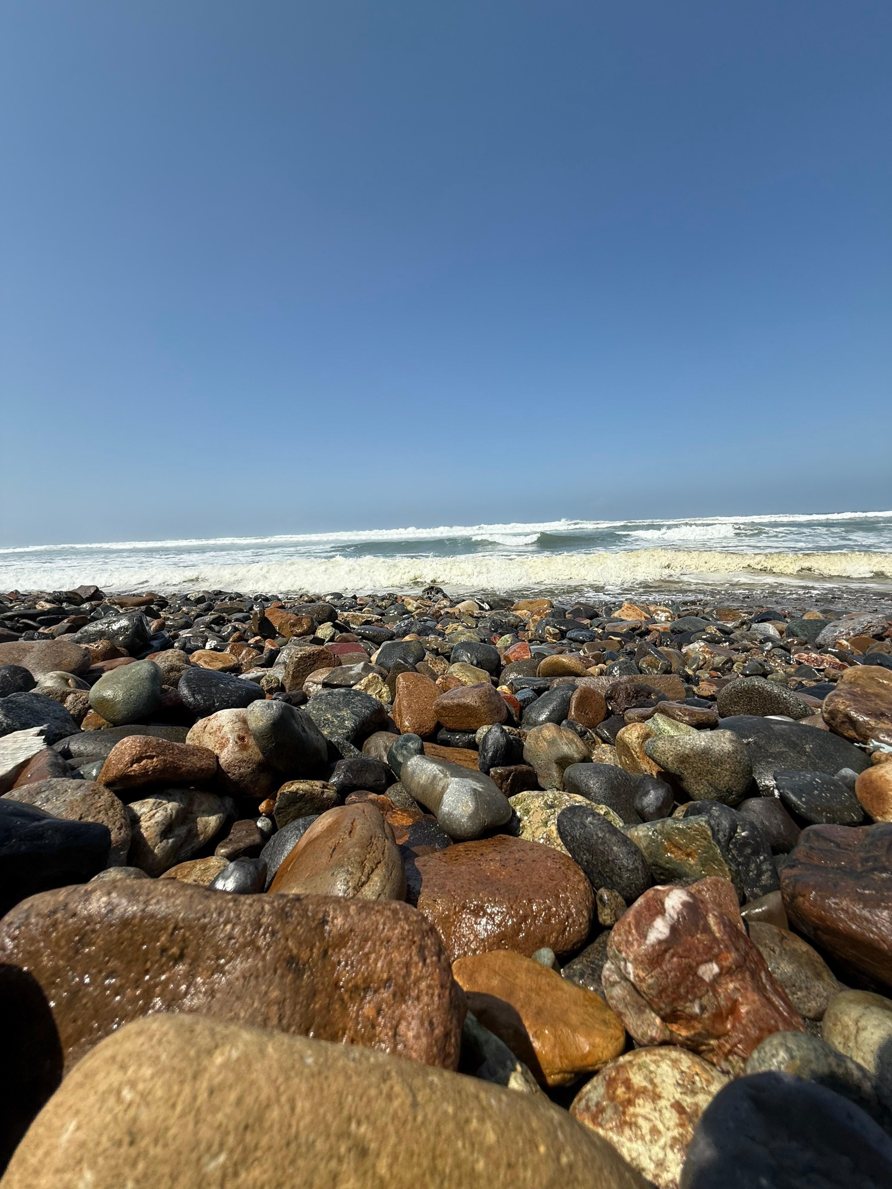 No hay arena, es playa de rocas.